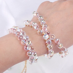 Détail de perles de cristal facettées rose irisé sur un bracelet multicouche élégant
