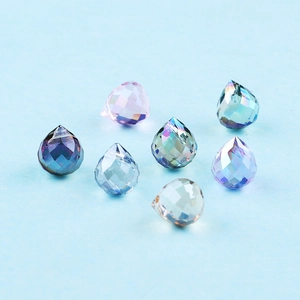 Détail macro de perles gouttes en cristal facetté 9x8mm pour création de bijoux