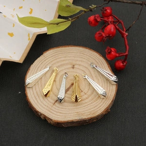 Detailansicht der Metall-Blumenanhänger mit Wellenmustern für DIY Schmuckherstellung