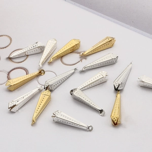 Makroansicht konischer Hohlquasten-Kappen in Gold und Silber für DIY-Schmuckbastelarbeiten