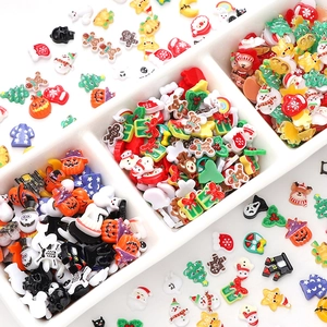 Mix van kleurrijke kerst- en halloweenbedeltjes van hars voor het maken van DIY-sieraden