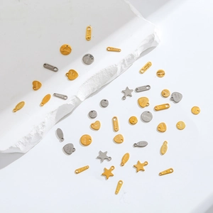 Vue détaillée de breloques DIY en acier inoxydable 316L en finitions or et argent