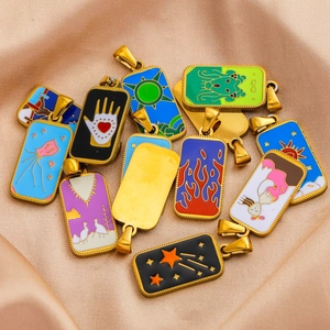 Detailaufnahme rechteckiger Tarot-Anhänger mit Emaille-Designs auf Goldbeschichtung