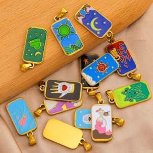 Goldene Tarot-Anhänger aus Edelstahl mit bunten Emaille-Motiven von Sonne und Mond