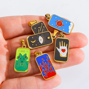 Rechteckige Tarot-Anhänger aus vergoldetem Edelstahl mit bunten Emaille-Symbolen