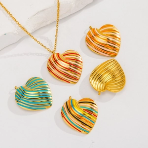 Goldene Herzanhänger mit bunt gestreiften Emaille-Details an feinen Goldketten