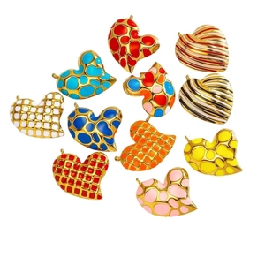 Bunte Emaille-Herzanhänger mit Goldrahmen in 11 Vintage-Mustern für DIY-Schmuck
