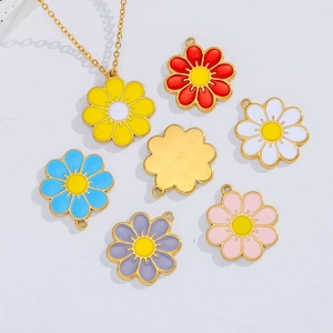 Pendentifs marguerites en émail de diverses couleurs avec placage or et détails de chaîne