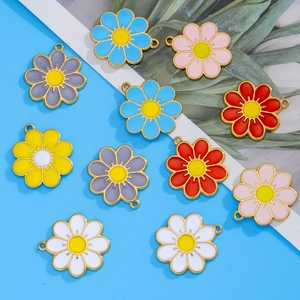 Détails de pendentifs marguerites colorés avec bord doré pour boucles d'oreilles