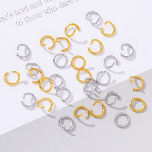 Primer plano de anillas abiertas doradas y plateadas para accesorios de joyería DIY