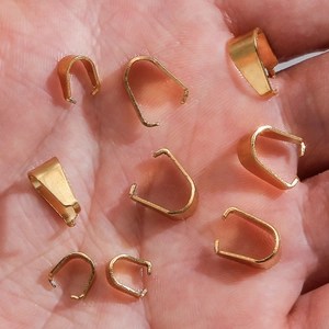 Main tenant des attaches pendentifs en acier inoxydable doré pour création de bijoux DIY