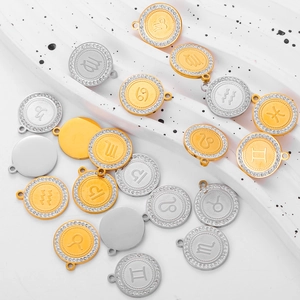 Détail des pendentifs zodiaque plaqués or 18K avec cristaux pour la création de bijoux