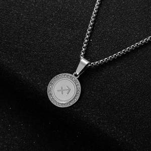 Détail du pendentif Sagittaire plaqué argent 18K avec incrustation de cristaux brillants