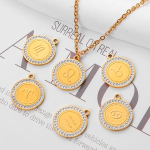 Pendentifs 12 signes du zodiaque plaqués or 18K avec zircons sur un magazine