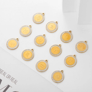 Pendentifs 12 constellations plaqués or 18 carats avec bordure en cristal brillant