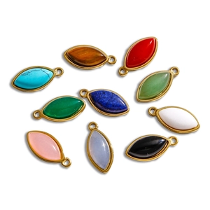 Detailopname van kleurrijke marquise edelstenen met gouden plating voor DIY sieraden