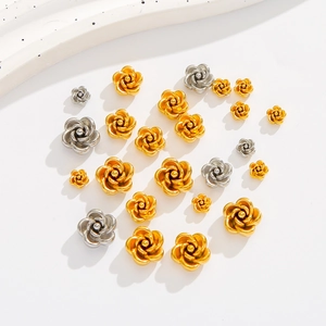 Dettaglio di perline a rosa 3D in metallo oro e argento per gioielli fai da te