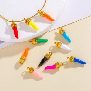 Pendenti Cornicello italiani colorati in smalto con cappucci in filigrana d'oro