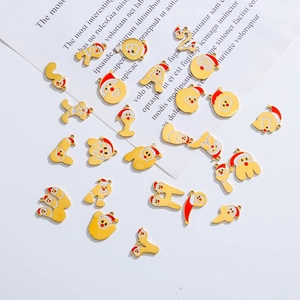 Dettaglio di ciondoli natalizi placcati oro 18k con Babbo Natale e lettere festive