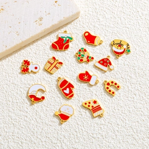 Dettaglio dei ciondoli natalizi placcati oro 18K con forme di Babbo Natale e renne