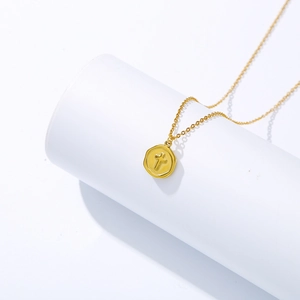 Collier en acier inoxydable doré avec pendentif croix circulaire sur support épuré