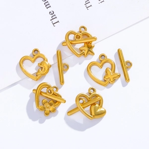 Detailansicht goldener Herz-Knebelverschlüsse mit diversen Hohlmustern für DIY-Schmuck