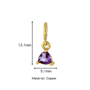 Vista dettagliata di un ciondolo a triangolo in zircone viola da 12,1 mm in rame dorato