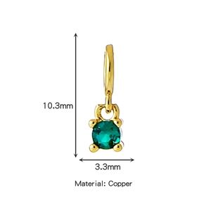 Dettaglio del ciondolo in rame dorato con zircone verde e incastonatura a quattro griffe