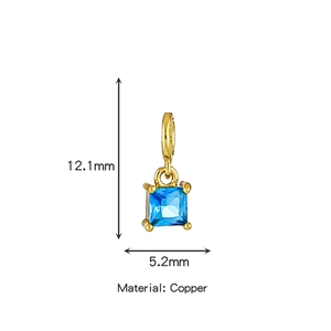 Dettaglio di un ciondolo in rame dorato 12,1mm x 5,2mm con zircone blu per gioielli DIY