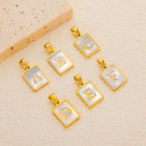 Détails des pendentifs rectangulaires en nacre et acier inoxydable doré brillant