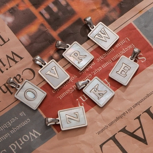 Pendentifs alphabet en acier inoxydable avec nacre pour création de bijoux DIY