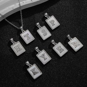 Collier en acier inoxydable avec pendentifs rectangulaires en nacre sur fond noir