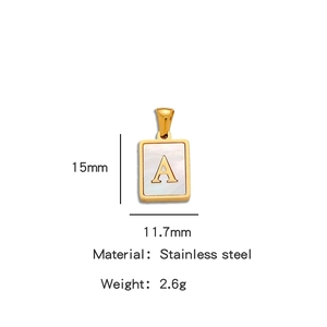 Détail du pendentif en nacre et acier doré lettre A avec dimensions 15mm x 11,7mm