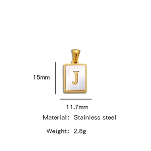 Détail du pendentif lettre J en acier inoxydable doré avec insert en nacre blanche