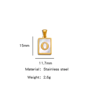 Détail du pendentif en acier inoxydable doré et nacre de 15mm avec lettre O