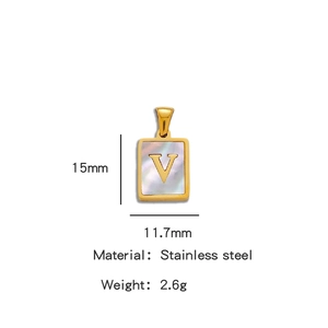 Détail du pendentif rectangulaire de 15mm en acier doré avec lettre V et insert en nacre