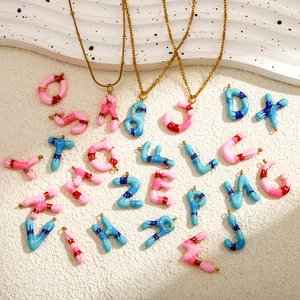 Bunte Emaille Alphabet-Anhänger aus Edelstahl mit goldener Kette im Verlauf