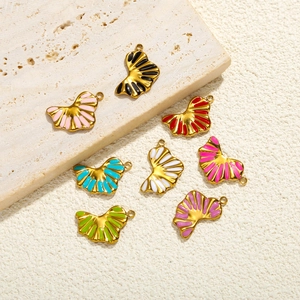 Detailansicht farbenfroher, vergoldeter fächerförmiger Anhänger für DIY-Schmuck