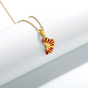 Vergoldete Edelstahlhalskette mit einem roten Ginkgo-Blatt-Fächeranhänger aus Emaille