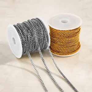 Dettaglio di rotoli di catena cubana oro e argento per la creazione di gioielli