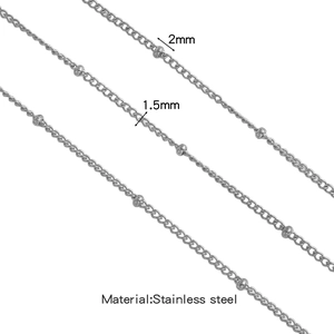 Λεπτομέρεια macro αλυσίδας 1,5mm από ανοξείδωτο ατσάλι με ασημί μεταλλικές χάντρες 2mm