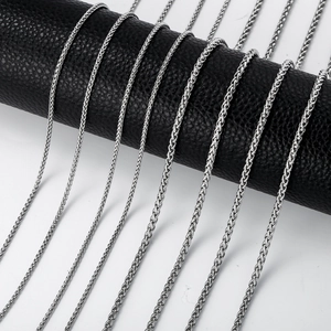 Detailopname van verzilverde spiga-tarwekettingen van roestvrij staal voor DIY-sieraden