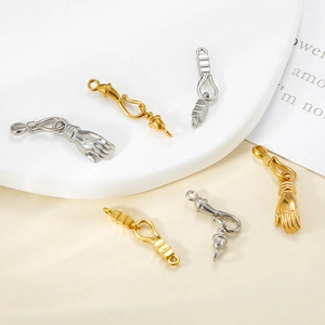 Makroaufnahme von gold- und silbernen Handschmuckverschlüssen und S-Haken für DIY-Ketten
