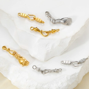 Detaillierte S-Haken-Verschlüsse in Gold und Silber mit Hand- und Zylinderform für DIY-Schmuck