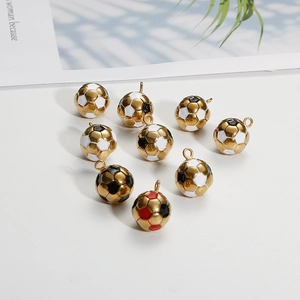 Détail de breloques de football dorées avec émail coloré pour la création de bijoux