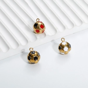 Vue macro de pendentifs de football en acier inoxydable avec détails en émail coloré