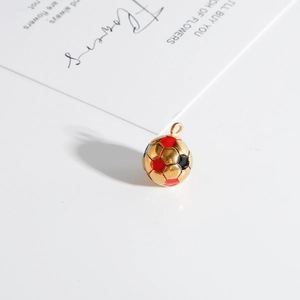 Détail d'un pendentif de football 3D avec émail rouge et noir pour la création de bijoux DIY