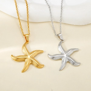 Gros plan de pendentifs étoile de mer dorés et argentés avec texture sur chaînes fines