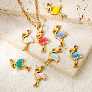 Minimalistische Flamingos aus 304L Edelstahl in lebhaften Farben mit Goldauflage