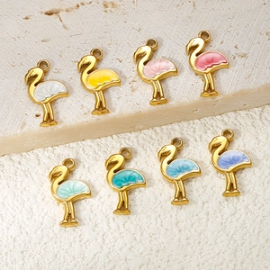 Makroansicht von acht bunten Flamingo-Anhängern aus vergoldetem 304L-Edelstahl für DIY